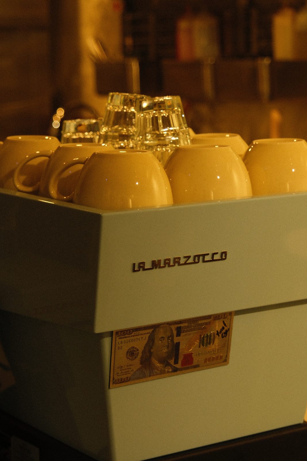 Tezgahtaki La Marzocco espresso makinesi ve fincanlar